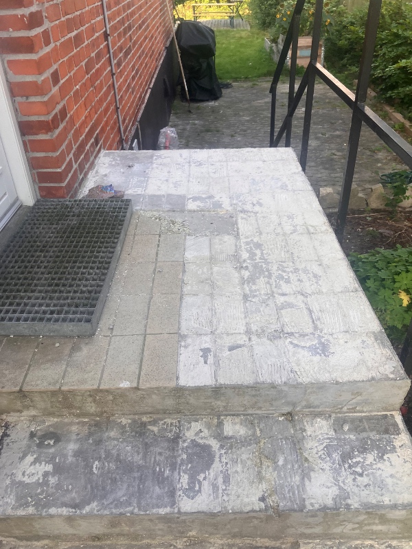 Oppudsning af betontrappe samt lægning af fliser