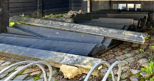 Jeg skal have kørt skrald væk og ukrudt skal luges/brændes væk i en gårdsplads med brosten.