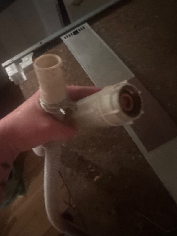 installation af opvaskemaskine og tilslutning til vandforstyning.