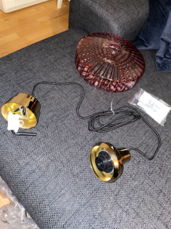 Loftlampe-ledning skal gøres kortere og lampen skal sættes op