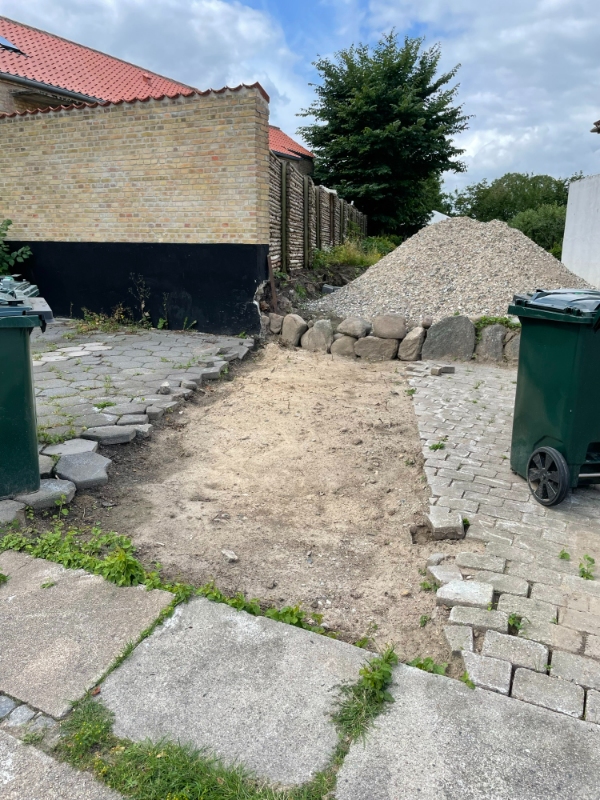 Grave 10 m3 grus (10cm over ca 80 m2) rundt om huset