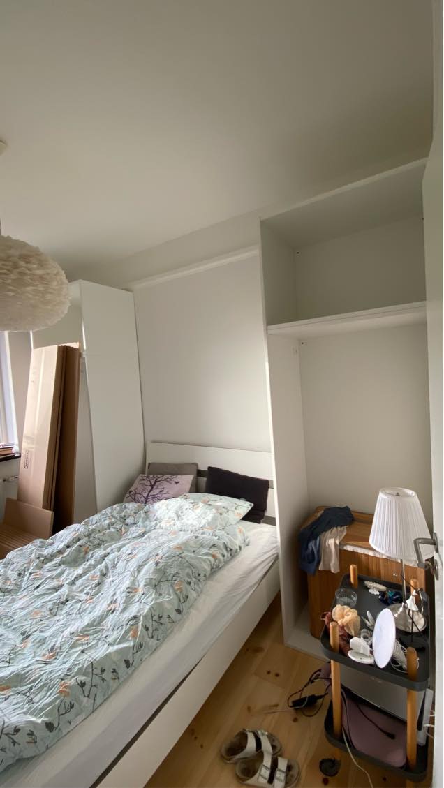 Montering af skabslåger, greb og overskabe på væg samt væghængt skab på badeværelse