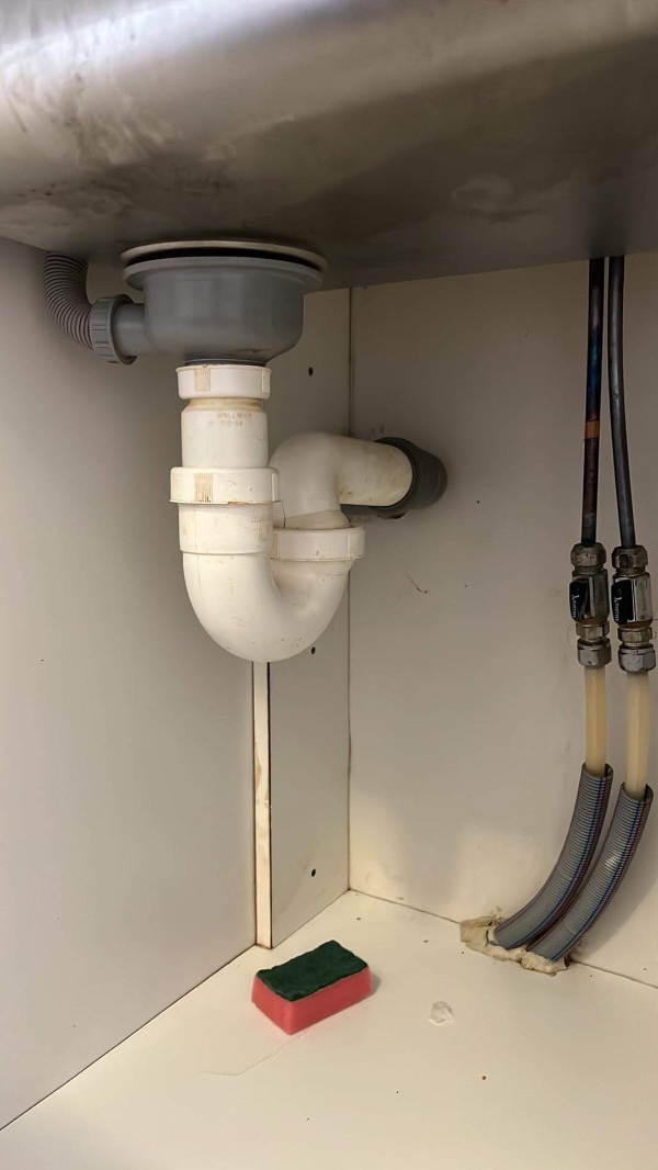 Klargøring af afløb og installation af opvaskemaskine