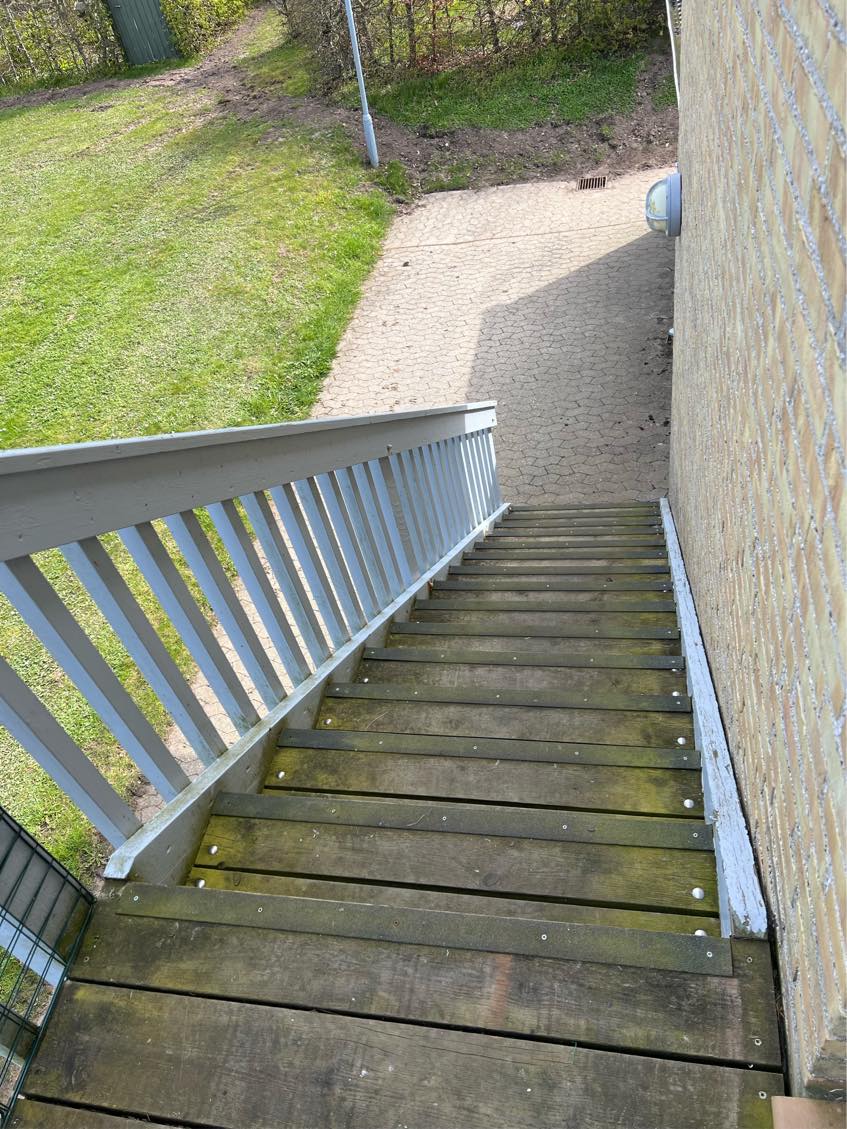 Vaskemaskine båret ned af trappe