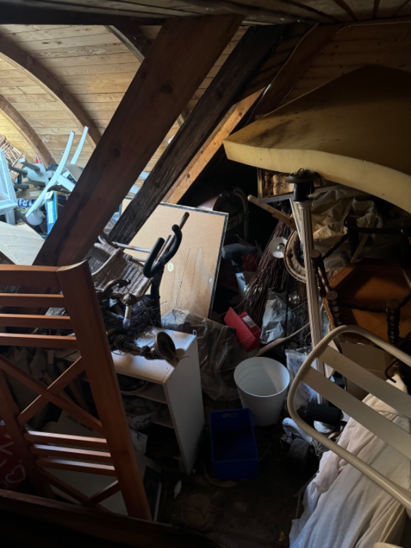 Rydning af loftrum cirka 35m2