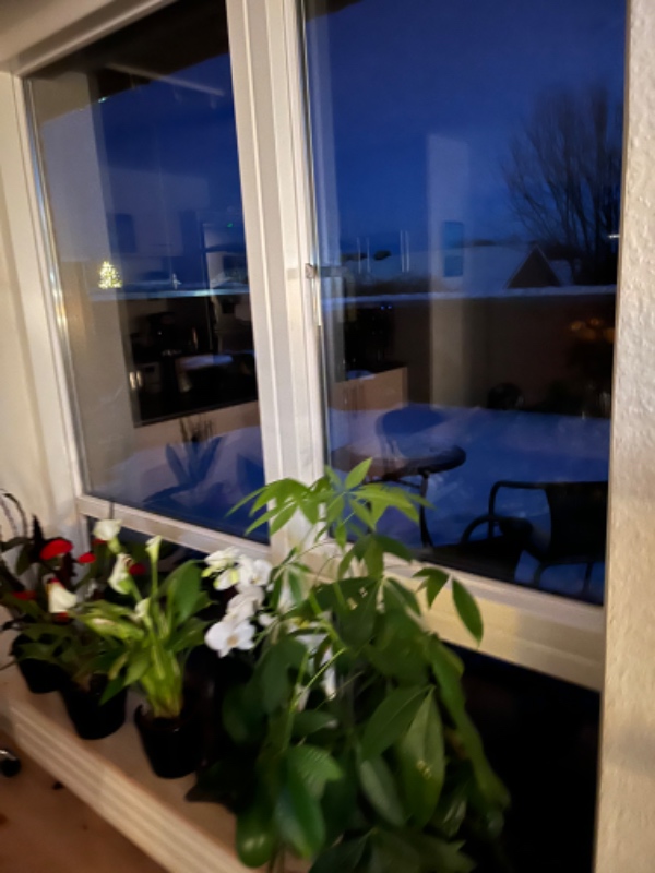 Tilpasning og ophængning af 5 stk lamelgardiner i hel højde. Samt ophængning af 2 rullegardiner.