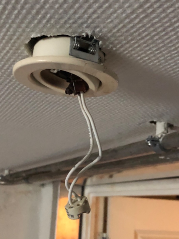 udskiftning af spots i entre samt kælderrum