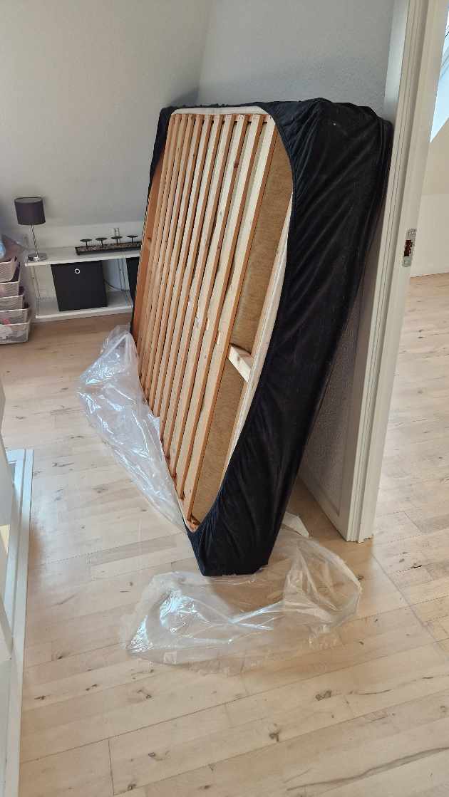 Bære madras ned fra førstesalen og køre den på genbrugspladsen