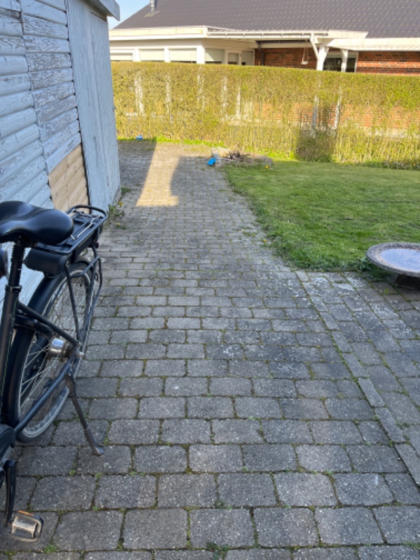 Hjælp til fjerne ukrudt ved fliser og gøre pæne