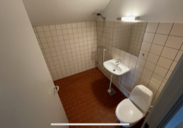 Maling af fliser og gulv i et badeværelse