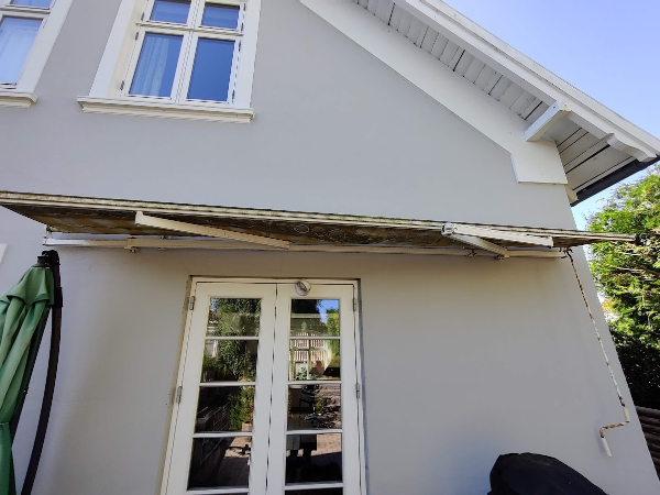 montage af markise på terrasse