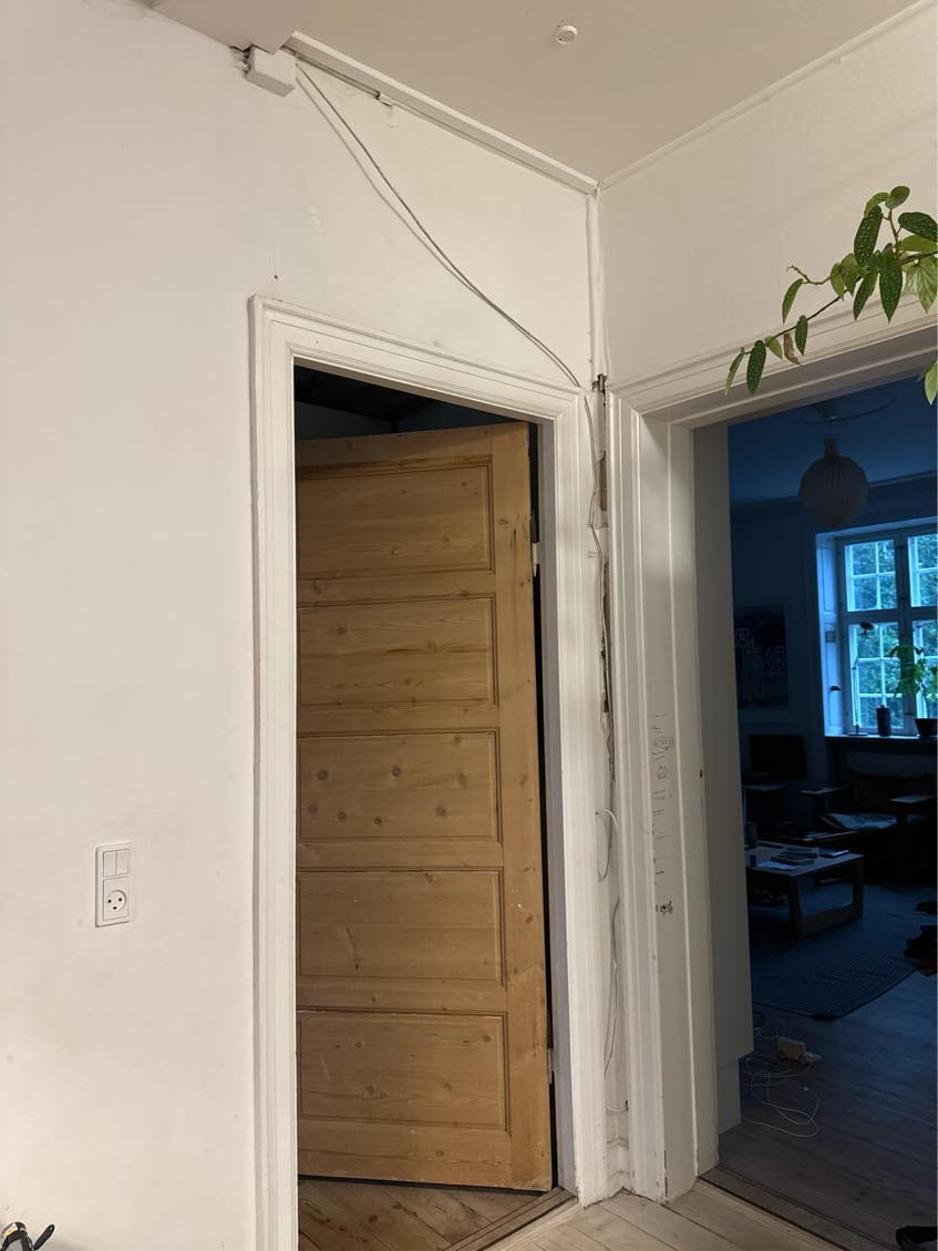 Ledninger der stikker ud af væggen. De skal væk eller reduceres men ved ikke helt hvad og hvor de høre til så det skal være en der er elektriker og kan arbejde med el/kabler