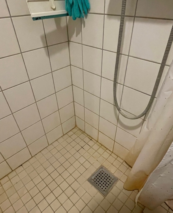 Rengøring på bruserummet + fjerne skimmelsvamp