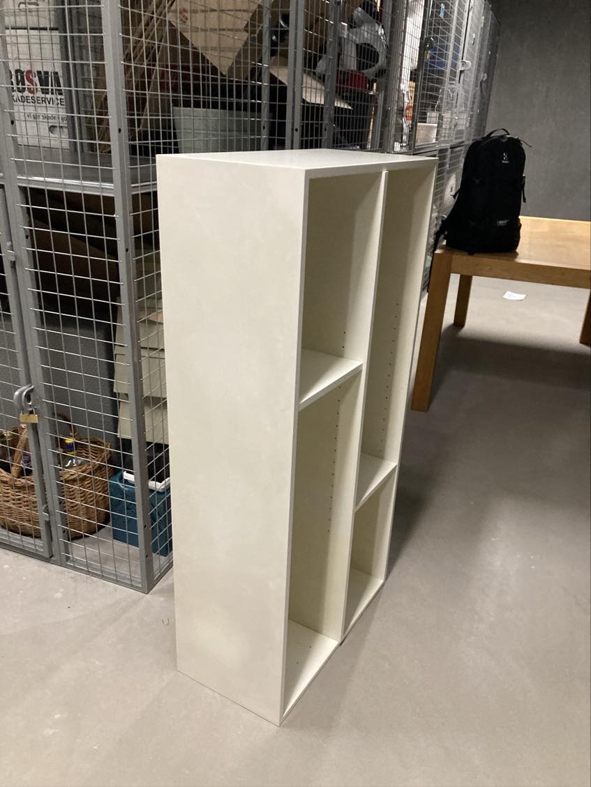 fragt af spisebord, reol og seng