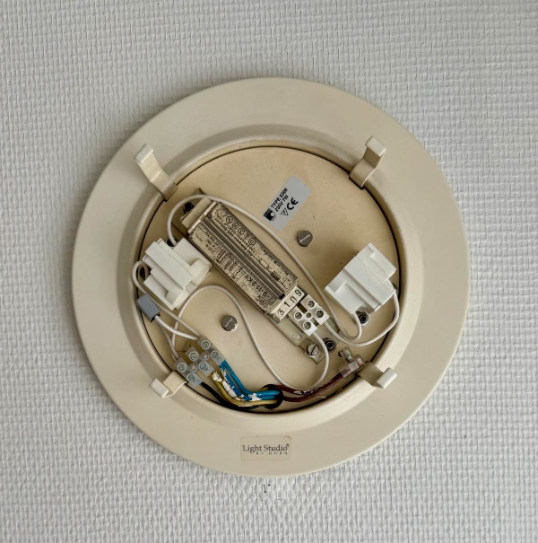 Udskiftning og opsætning af 2 lyskilder i badeværelset, samt udskiftning af eksisterende lyskontakt til lyskontakt med dæmpning.