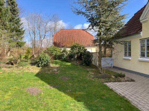 lugning i bede og lave kant mellem bede og græsplæne