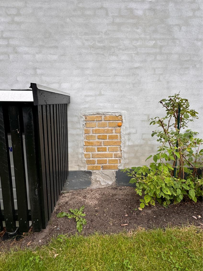 Hjælp til fugning rundt om skorsten samt oppusning af mindre område mur efter nedtagning af gasskab