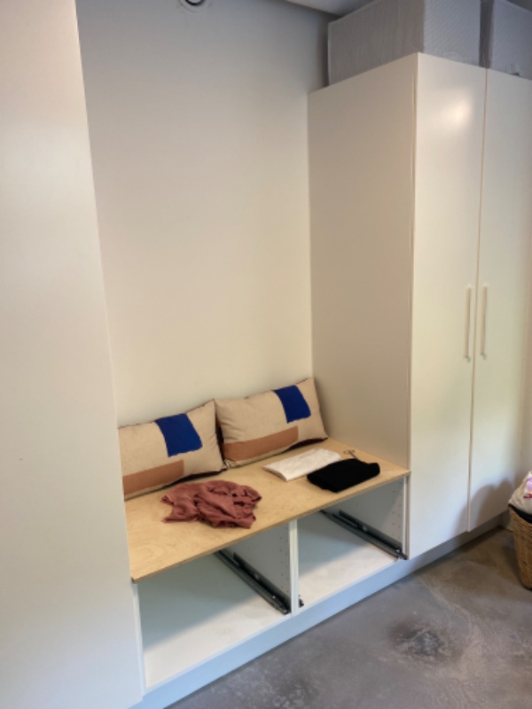 Nedtagning af 2 skuffer (se billede). Samle og sætte 2 højskabe op istedet. Soklen er der.