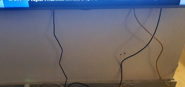 Boret 6 små huller i væg