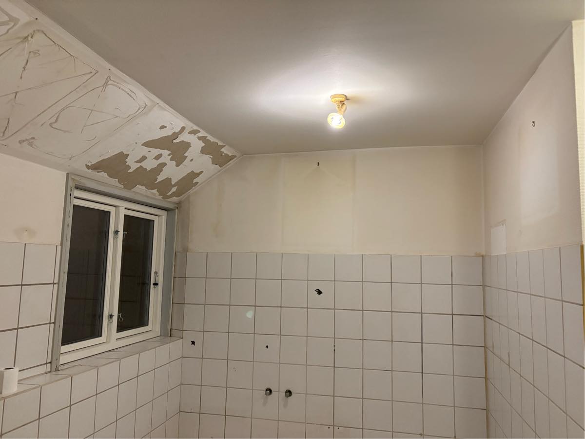 Opsætning af filt og efterfølgende maling på badeværelse