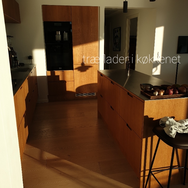 Oliering af:  Træbeklædning i køkken inkl. køkkenskabslåger, desuden oliering af låger og træflader