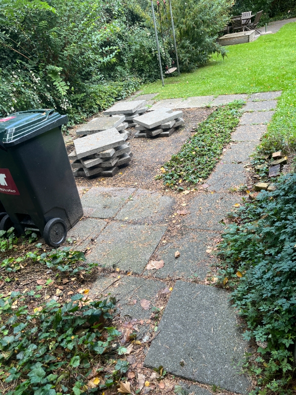 Nivellering af jord-område + lægning af fliser