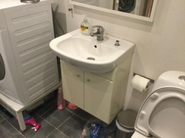 Fjern gammel håndvask og bruser og opsætning af ny