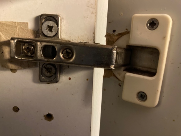 Køkkenlåge. Udskiftning af et beslag. 