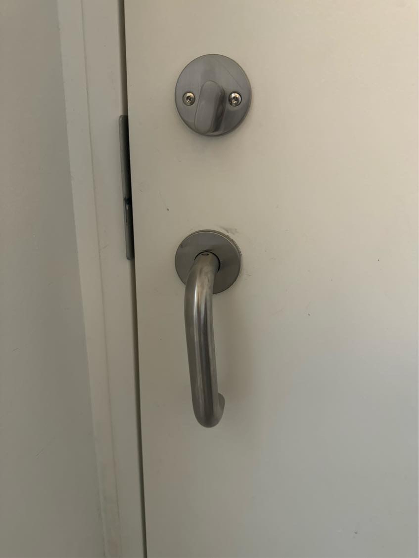 Håndtaget på hoveddøren er revet løst