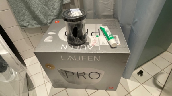 Installation af nyt væghængt toilet.