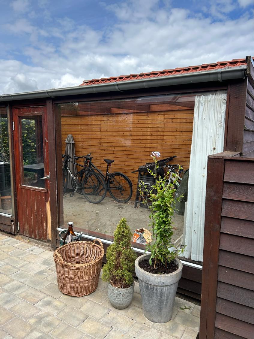 Nedrivning af to sider på udestue