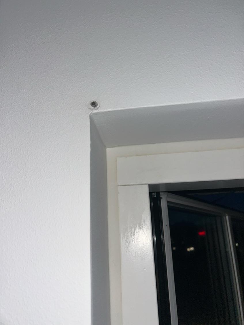 Hjælp til udbedring af huller og ophæng af billede