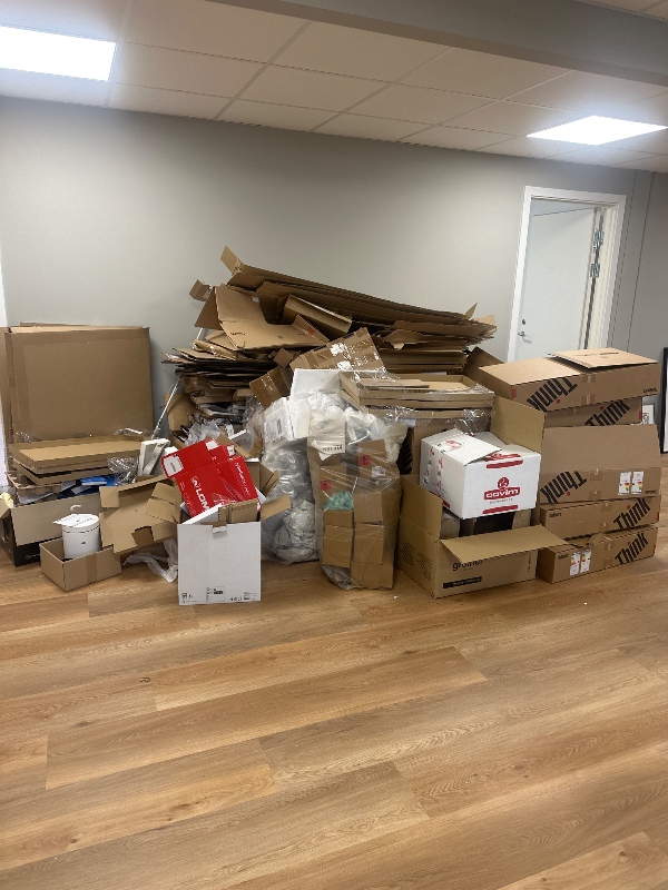 Fjernelse af en del pap, affald og en palle