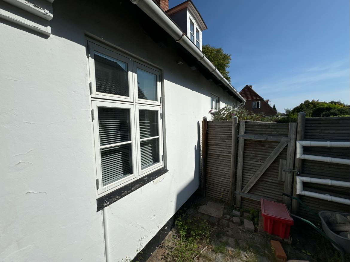 Rensning og 2-3x maling af facade