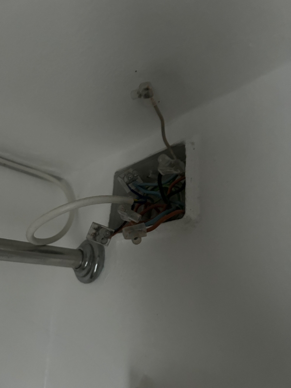 Opsat 2 LED spots i badeværelse., 10 spots i køkken og 5 i gang. I alt 18 spots skal skiftes