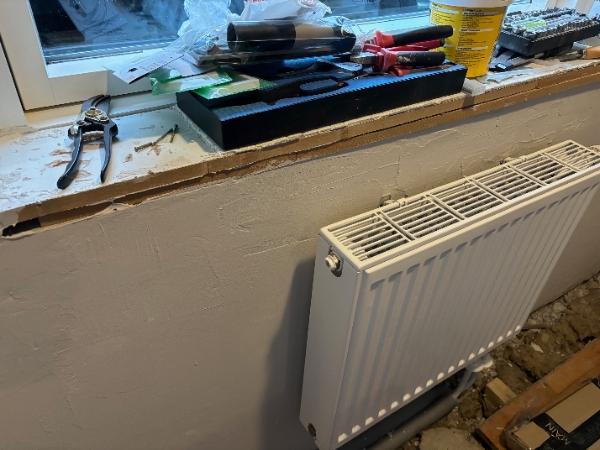 Malerarbejde i lille værelse