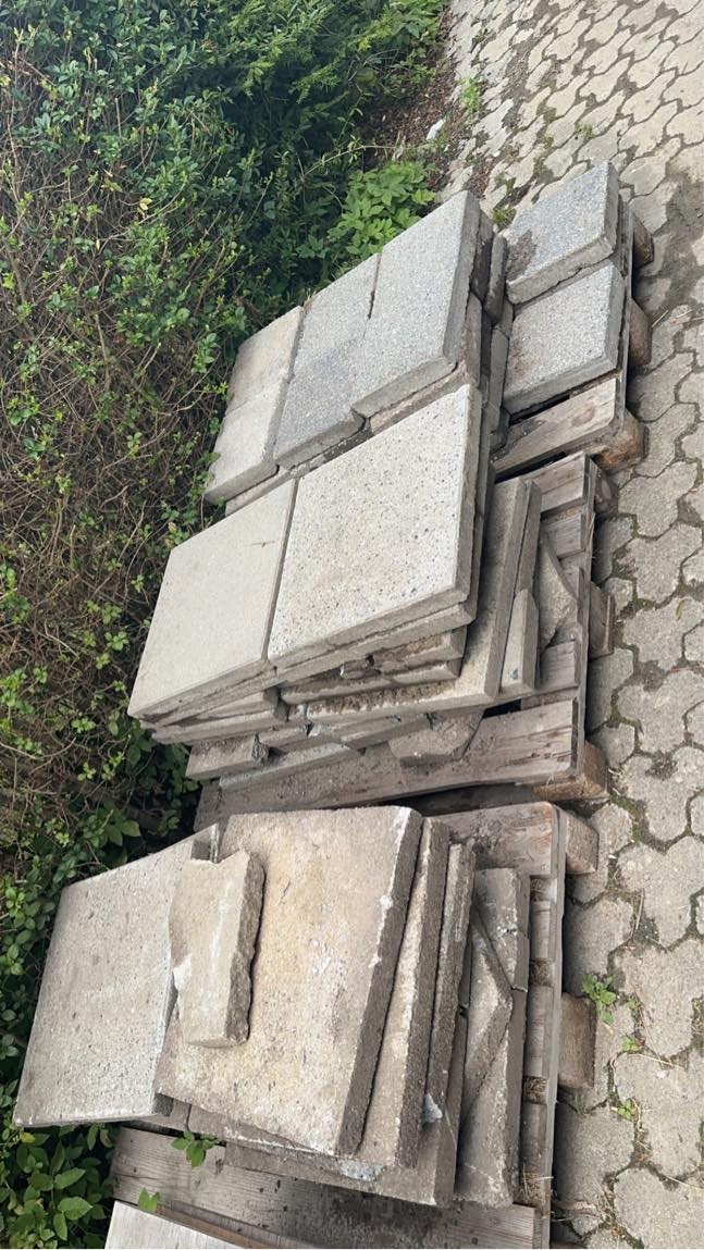 Kør fliser væk (de står på paller)