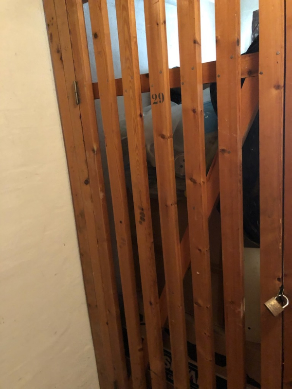 flytning af ting fra 1.værelses kælderrum i stuen til 2. sals lejlighed.