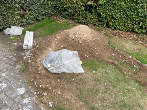 Fjernet affald fra forhaven. Primært beton og jord