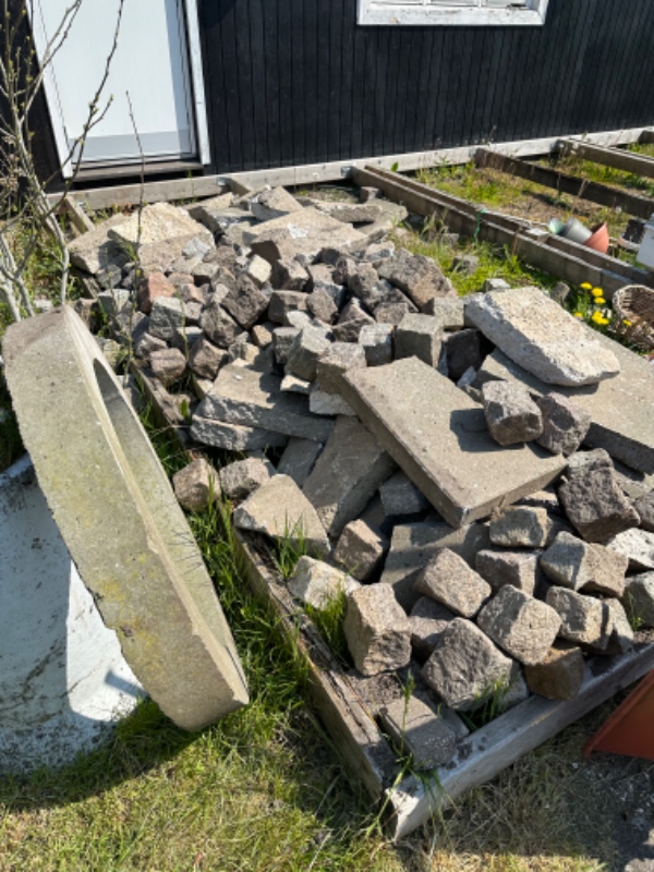 Bortskaffelse af havefliser, træ, brosten og plast