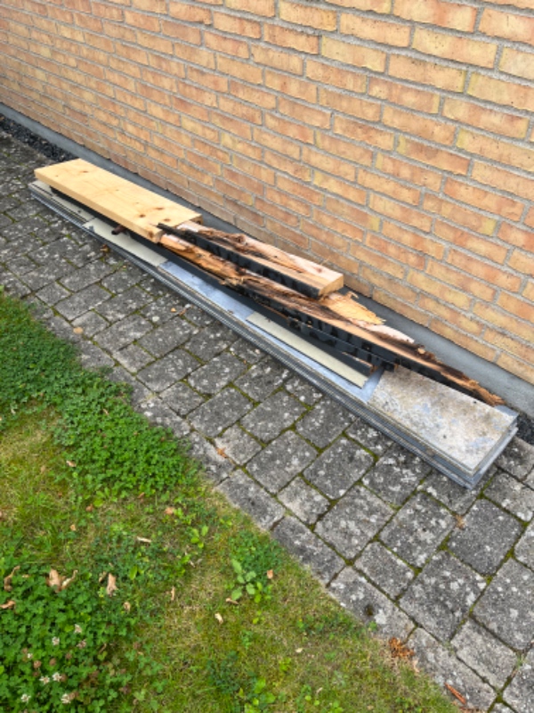 Bortførsel af plader og træ.