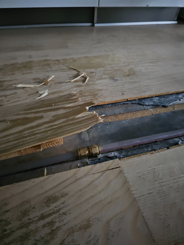 Der skal ligges et nyt gulv i stuen.