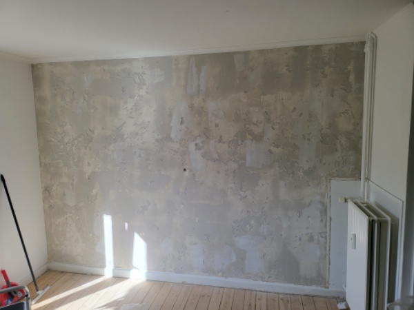 Rå væg skal fikses