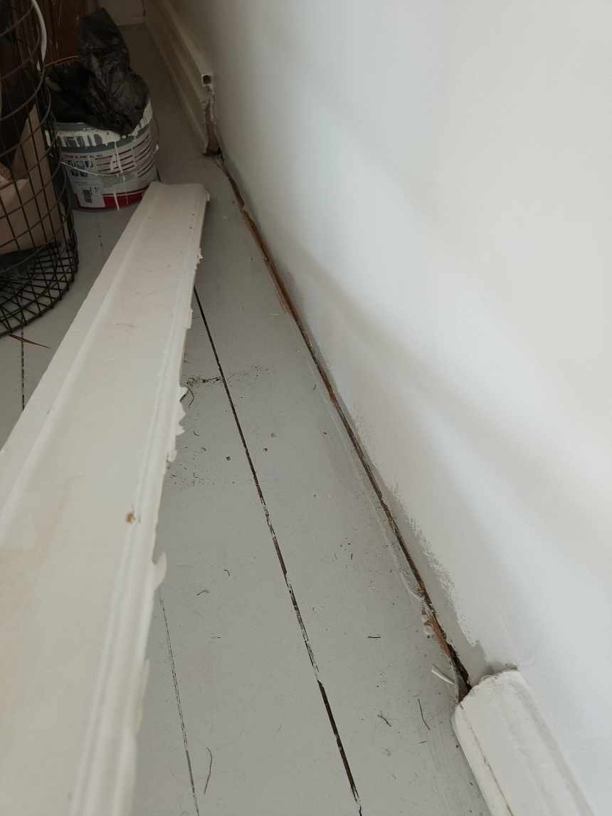 Opsætning af nogle fodlister, fast sætning  af 2  skabe og opsætning af rullegardin.