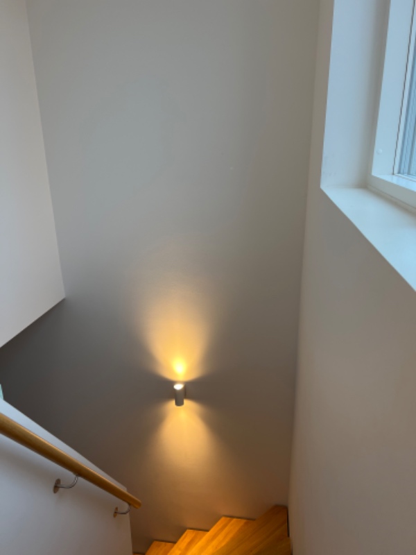 Ophængning af 3 billeder i trappeopgang