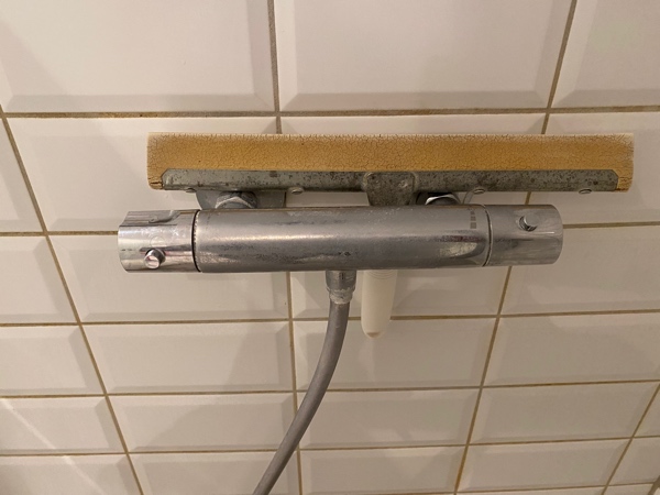 Udskiftning af blandingsbatteri i brusekabine