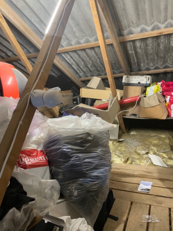 Oprydning af loftrum , ( på gangbro )