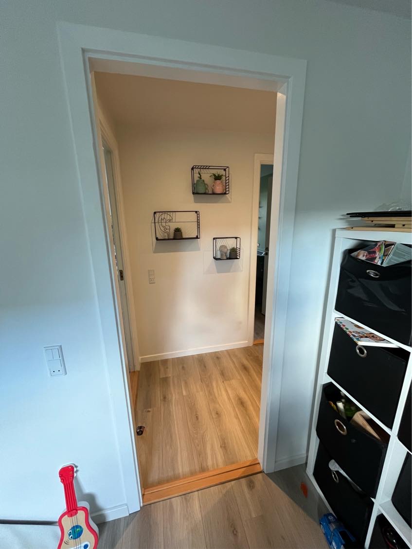 Ny dør på et værelse, hvor der også skal ny dørkarm mm