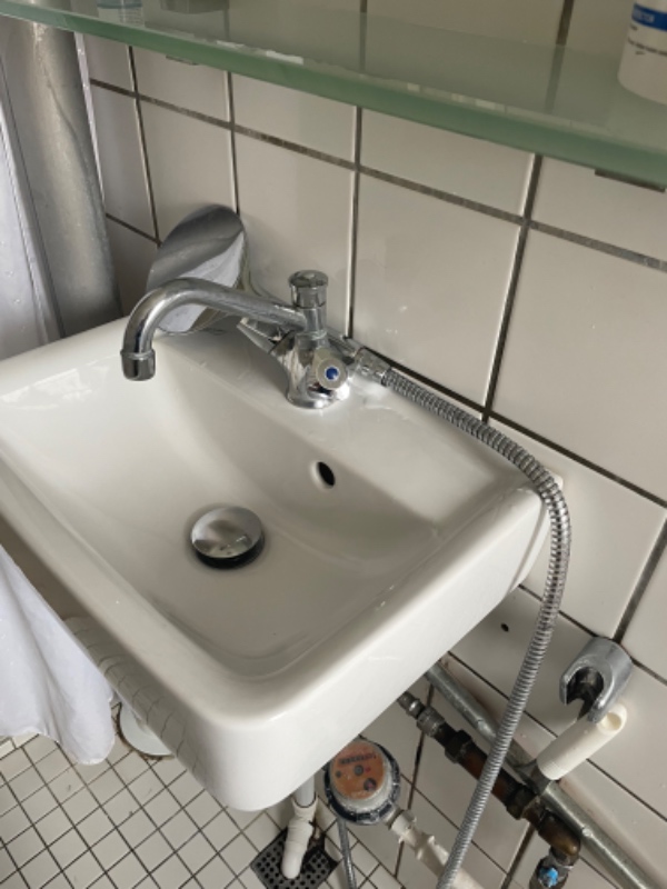 Skift af bruser til min håndvask og skift af toiletbræt