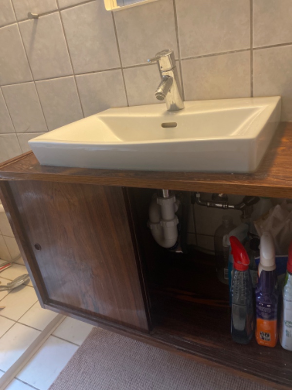 Fjerne et badeværelsesmøbel og opsætning af nyt. Samt hylder